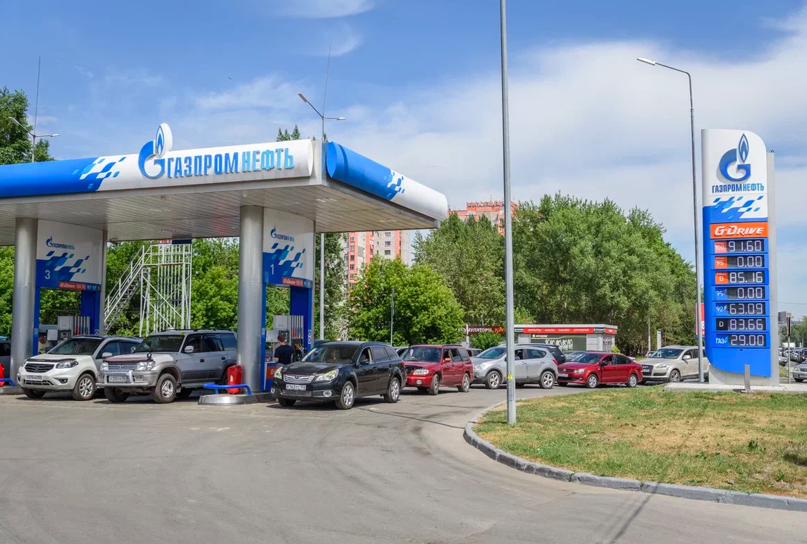Фото «Ждём бензина четыре дня». На АЗС в Новосибирске образовался пятничный коллапс – цены на топливо взлетели до 170 рублей 8